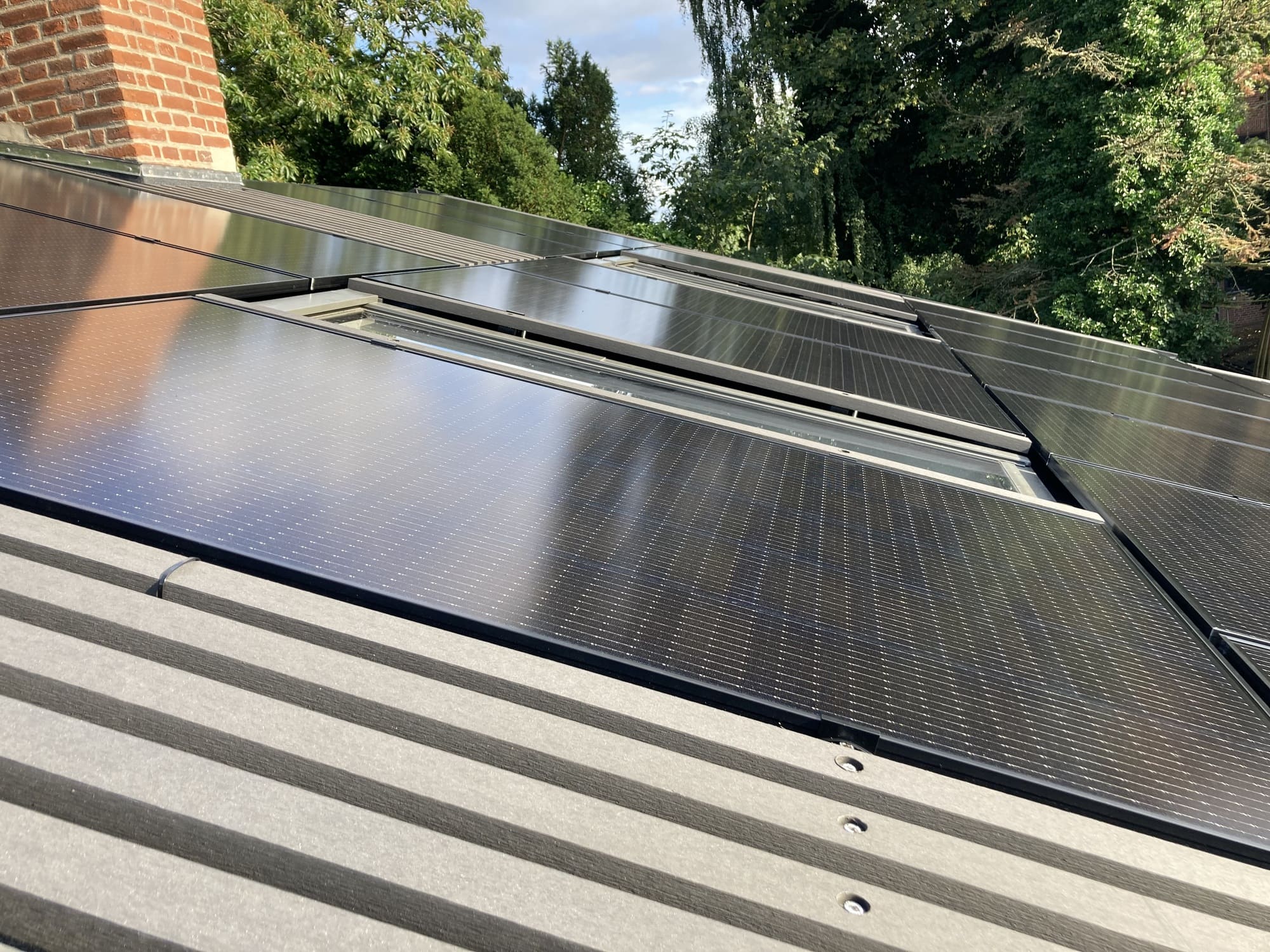 Sunpower P6 paneler monteret sammen med komposit lister